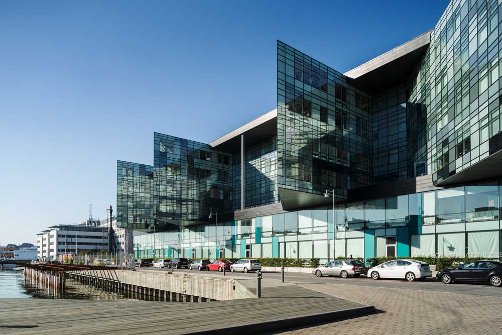 en stor modernt byggnad i glas